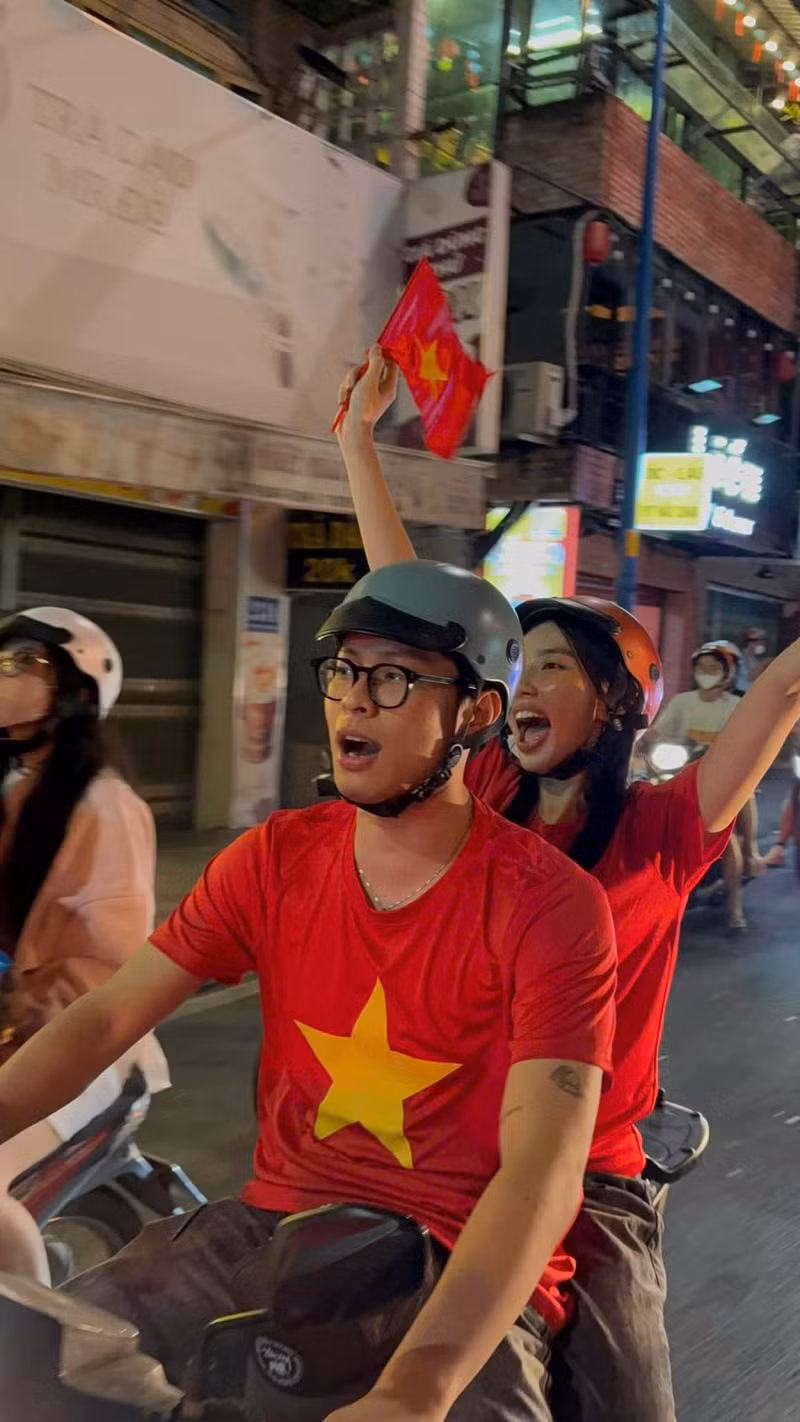 Hòa chung không khí rộn ràng này, rất đông sao Việt đã có những màn cổ vũ, ăn mừng hết sức ấn tượng. sao-viet-12.jpg