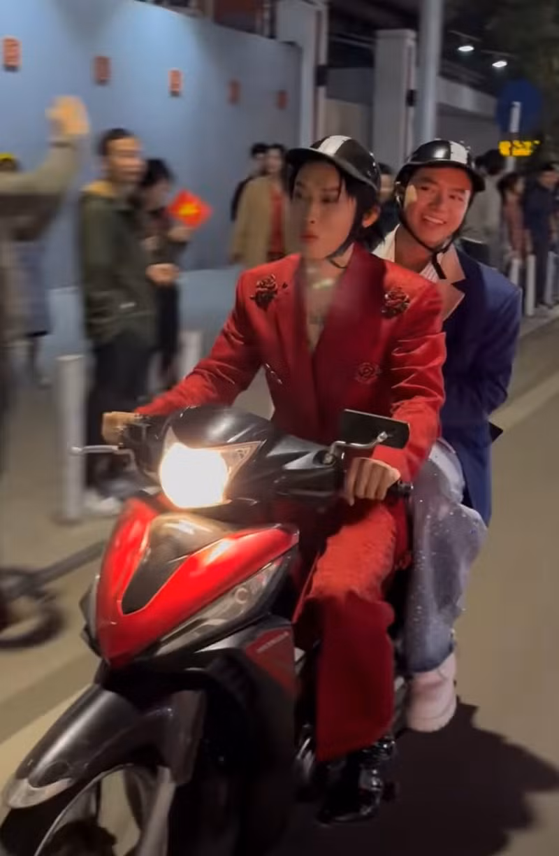 Hai nam ca sĩ Kay Trần và Bùi Công Nam diện luôn đồ đi diễn để hòa mình vào dòng người cùng đi bão. sao-viet-07.jpg