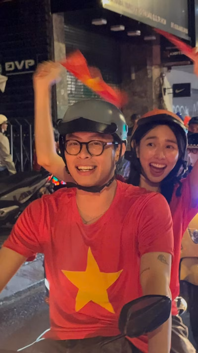 Hoa hậu Thùy Tiên đi từ biểu cảm sửng sốt đến hân hoan khi được Anh trai HURRYKNG đèo đi "bão" bằng xe máy. sao-viet-1.jpg