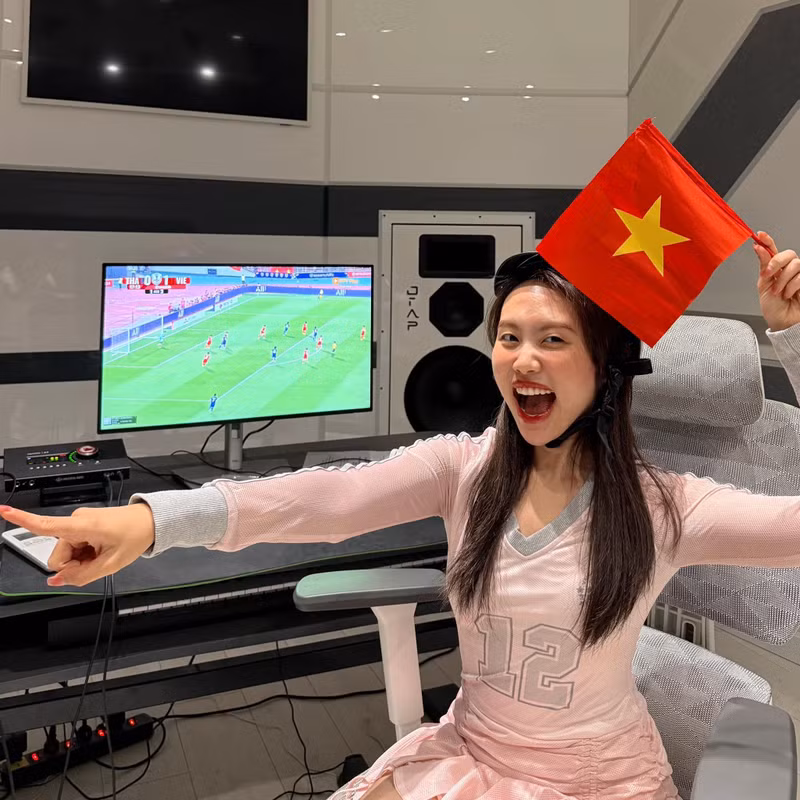 Ca sĩ Phương Mỹ Chi cũng nhanh chóng nhập cuộc “đi bão” khi cho biết: “Thu xong cái đi bão liền. Việt Nam của tôi”. sao-viet-10.jpg