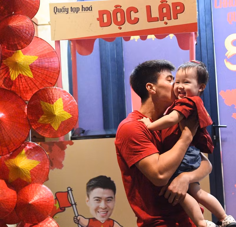 Một lần nữa, người hâm mộ không chỉ thấy Duy Mạnh trên sân cỏ, mà còn cảm nhận được một trái tim yêu nước đong đầy qua từng hành động nhỏ của anh và gia đình. do-duy-manh-7.jpg