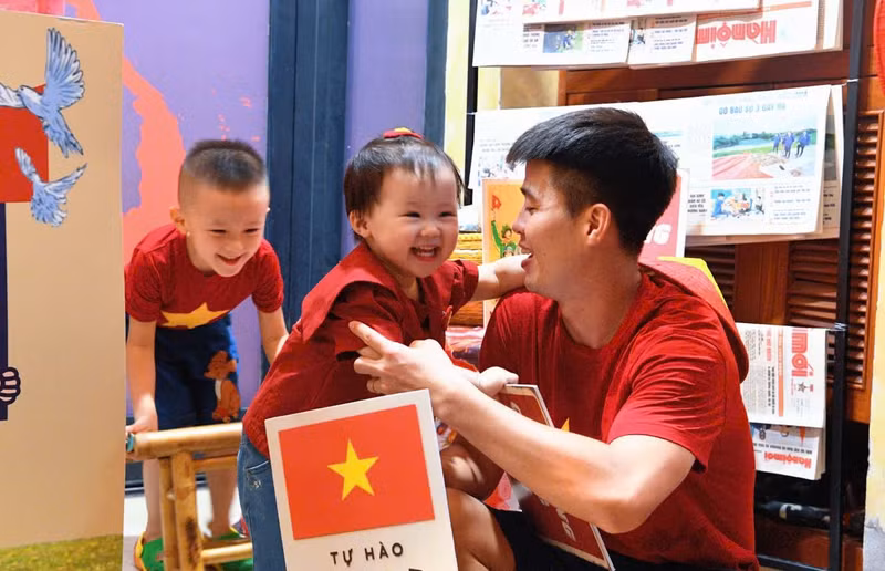 Điều đặc biệt, gia đình Đỗ Duy Mạnh với truyền thống hiếu khách và gần gũi đã chu đáo chuẩn bị nước mát, 500 chiếc kem và những phần quà nhỏ để mời người dân khi đi xem tổng hợp luyện diễu binh, diễu hành. do-duy-manh-2.jpg