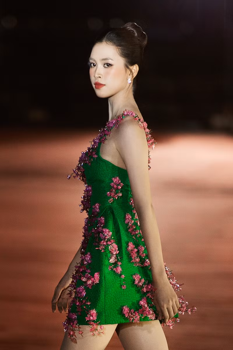 Nhan sắc và gương mặt tỉ lệ vàng của nàng hậu trở thành tâm điểm chú ý trước hàng trăm du khách. hoa-hau-tieu-vy-9.jpg