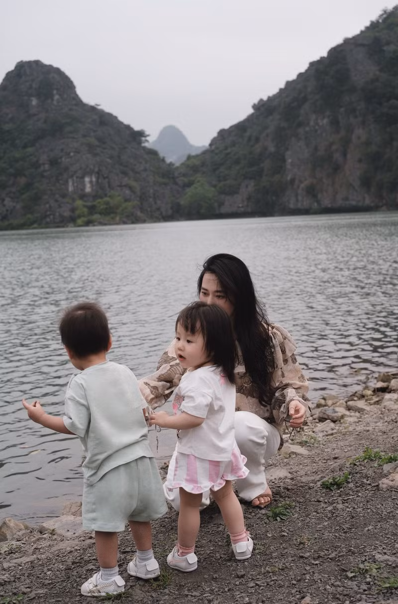 Tuy nhiên, điều khiến người hâm mộ chú ý hơn cả lại là biểu cảm có phần trầm lắng, thoáng buồn trên gương mặt cô. phuong-oanh-4.jpg