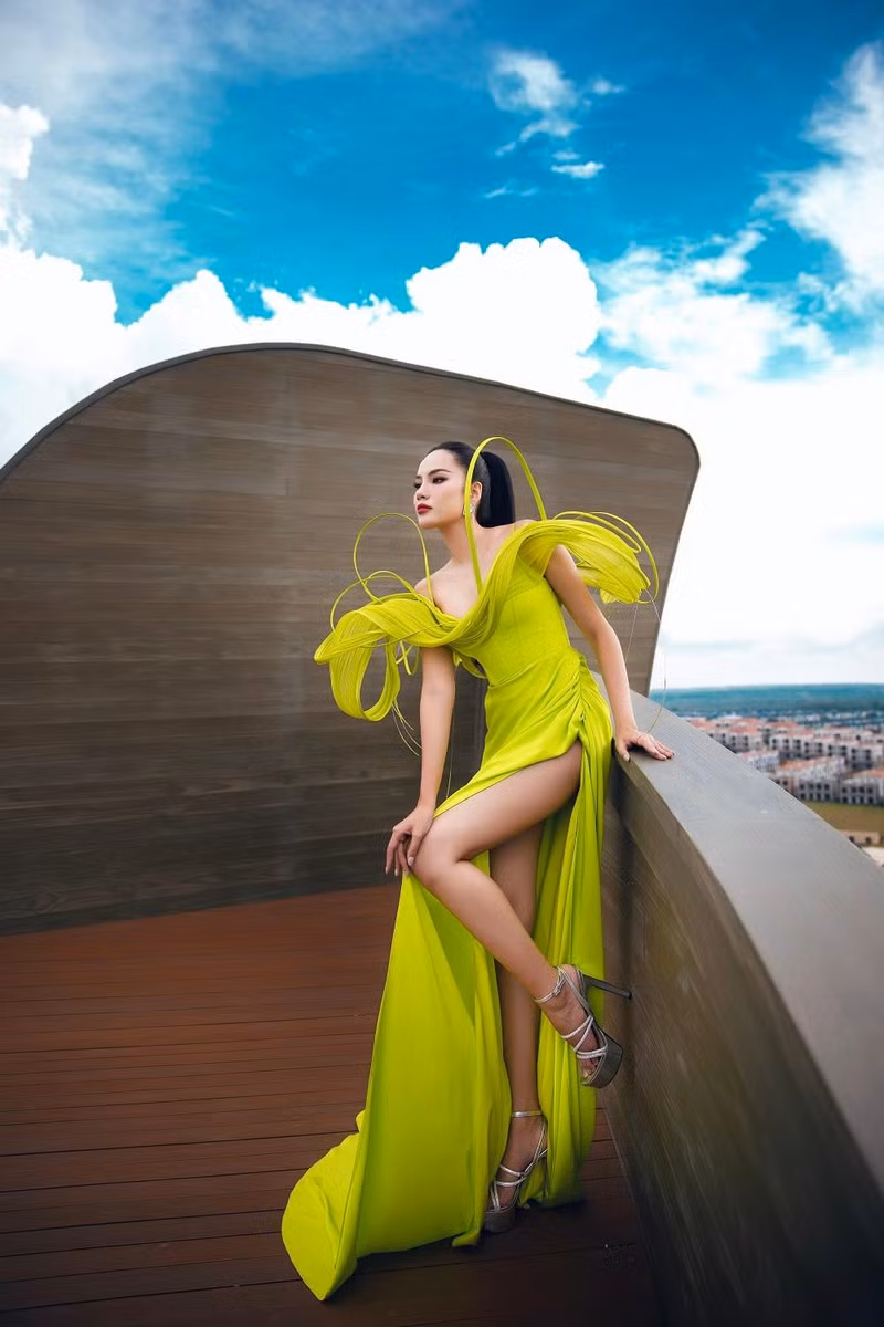 Sau gần một năm đăng quang, Lê Hoàng Phương đã có những sự phát triển nhất định dành cho riêng mình bên cạnh nhan sắc ngày một thăng hạng. Hoa hậu Lê Hoàng Phương (9).jpg