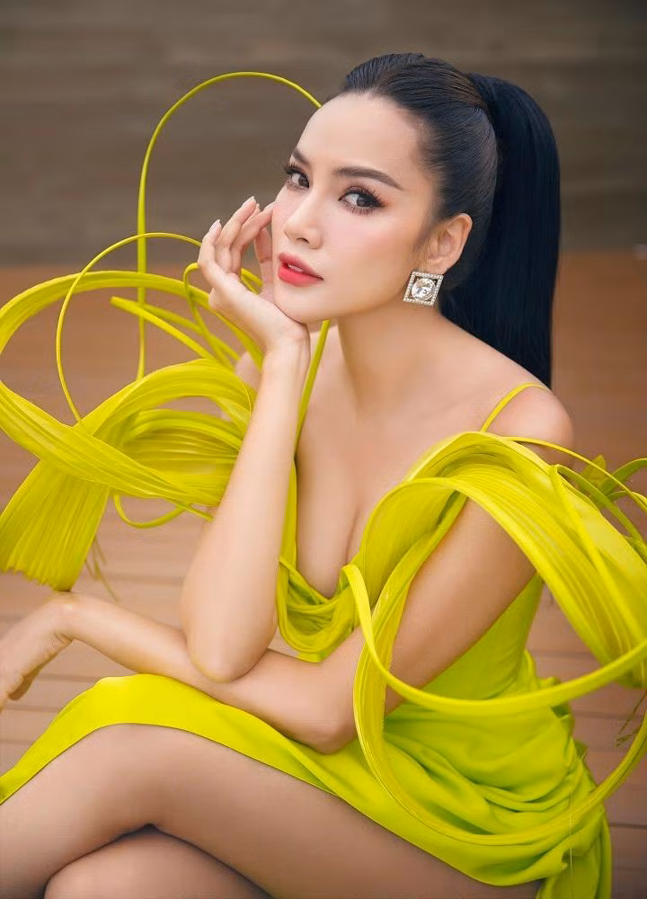 Hoa hậu Lê Hoàng Phương đã có màn khoe nhan sắc thăng hạng trong bộ ảnh quảng bá VBFF 8. Hoa hậu Lê Hoàng Phương (8).jpg