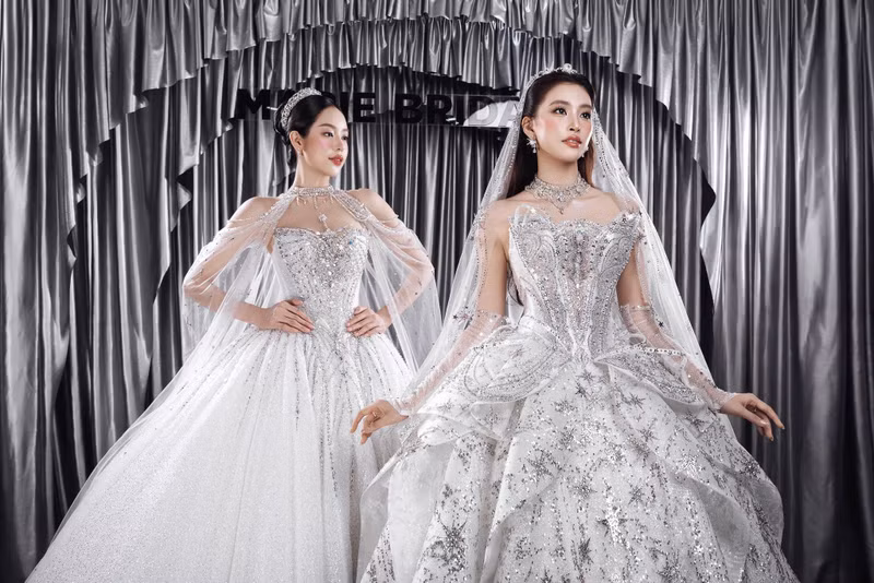 Mới đây, hai nàng hậu có dịp hội ngộ tại một sự kiện thời trang áo cưới, nhanh chóng trở thành tâm điểm bởi màn “đọ sắc” được đánh giá là bất phân thắng bại. hh-tieu-vy-6.jpg