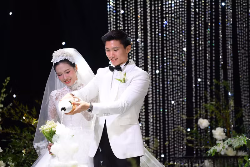 Sau đám cưới, vào ngày 26/11, Đoàn Văn Hậu và Doãn Hải My tiếp tục tổ chức đám cưới tại Hà Nội, thu hút đông đảo sự quan tâm của khán giả. doan-van-hau-10-3487.jpg