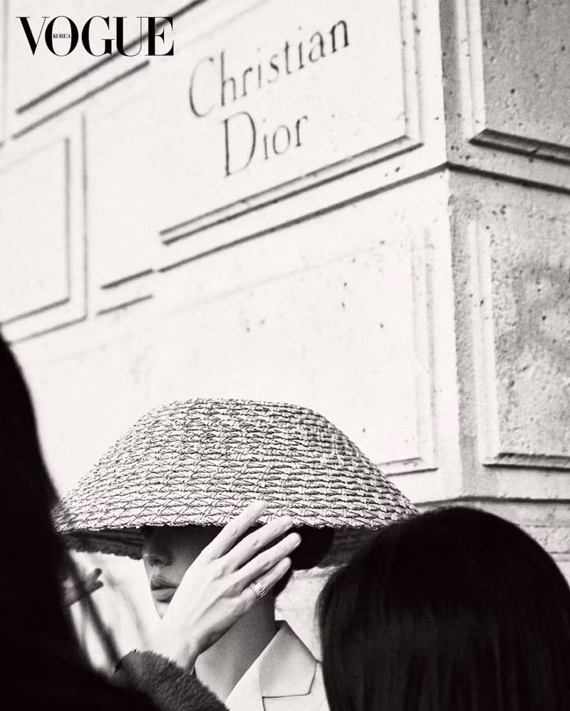 Điều này cho thấy chỗ đứng vững chắc của Jisoo với nhà mốt Dior nói riêng và giới thời trang nói chung. jisoo-10.png