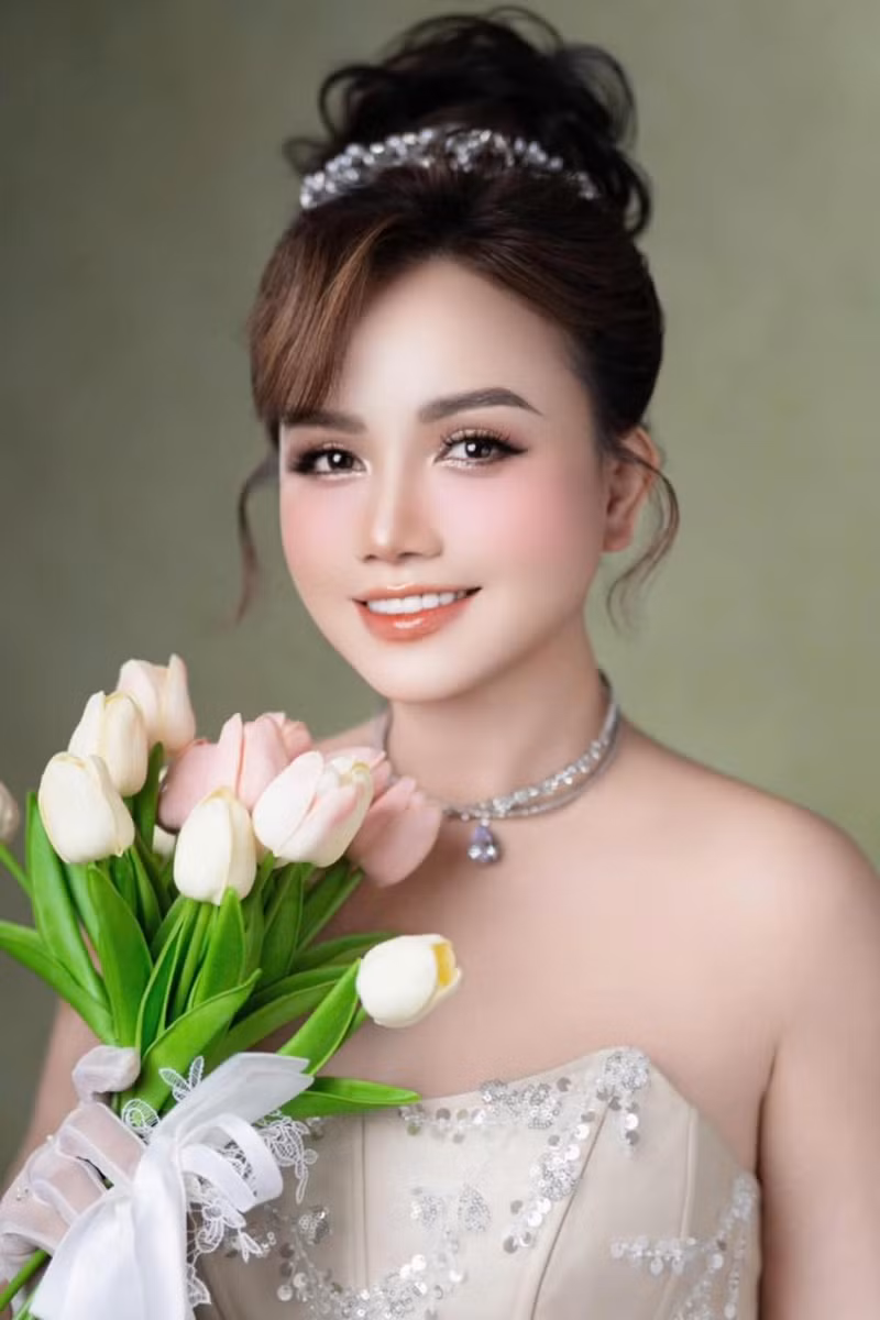 Mới đây, trên trang cá nhân, nữ diễn viên Hoàng Yến khiến nhiều người bất ngờ khi đăng tải hình ảnh mặc váy cưới, khoe nhan sắc trẻ trung, rạng rỡ ở tuổi U50. co-xuyen-1.jpg