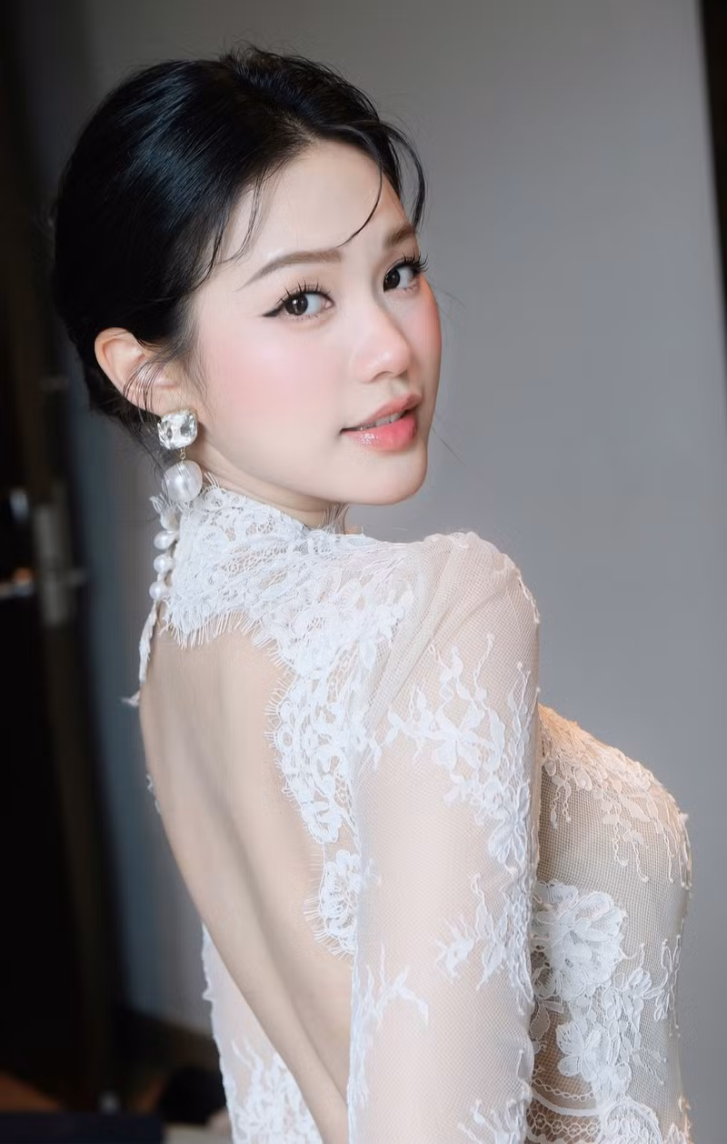 Thiết kế này giúp khéo khoe đường nét cơ thể, đồng thời tôn lên vóc dáng thanh mảnh của người đẹp. doan-hai-my-2.jpg