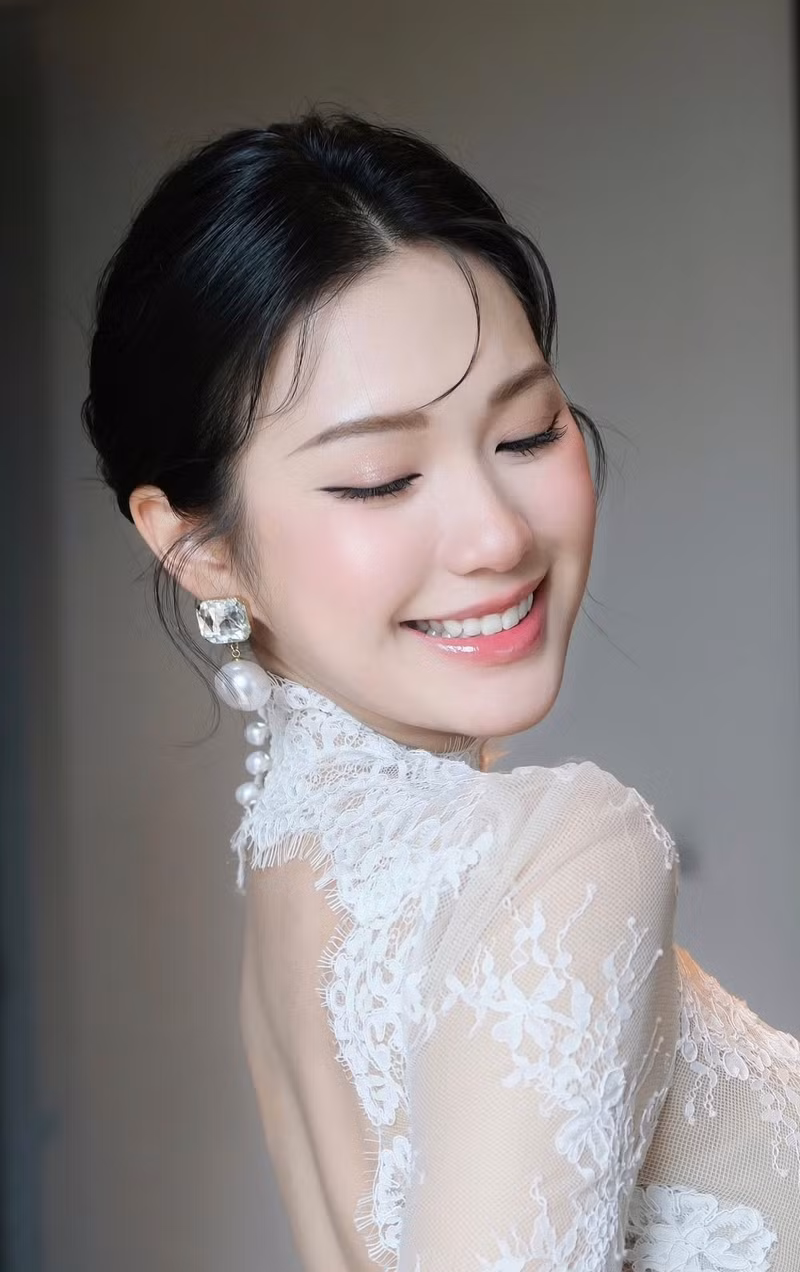 Vẻ ngoài của cô được cộng đồng mạng nhận xét là “sang chảnh như minh tinh”, “quyến rũ mà vẫn giữ được nét tinh tế”. doan-hai-my-3.jpg