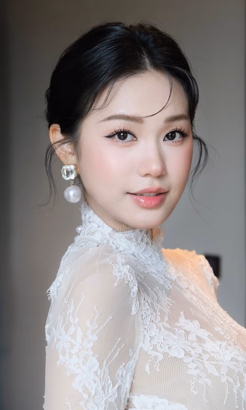 Cô nàng đặc biệt ghi điểm với ngoại hình sang chảnh, trang phục váy cưới ren ôm sát tôn đường cong cơ thể. doan-hai-my-1.jpg