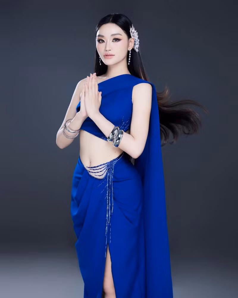 Với quyết tâm “mang chuông đi đánh xứ người”, người đẹp quê Đắk Lắk đã mang theo hơn 20 vali chứa 30 bộ trang phục tới Miss Grand International 2025. yen-nhi-13.jpg