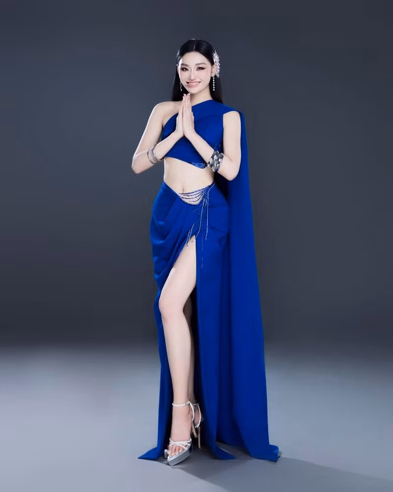 Từ trang phục dự tiệc, trình diễn, đến các thiết kế đặc biệt cho vòng phỏng vấn kín, phần thi quốc phục và dạ hội... tất cả đều được chuẩn bị kỹ lưỡng trong suốt thời gian qua. yen-nhi-15.jpg