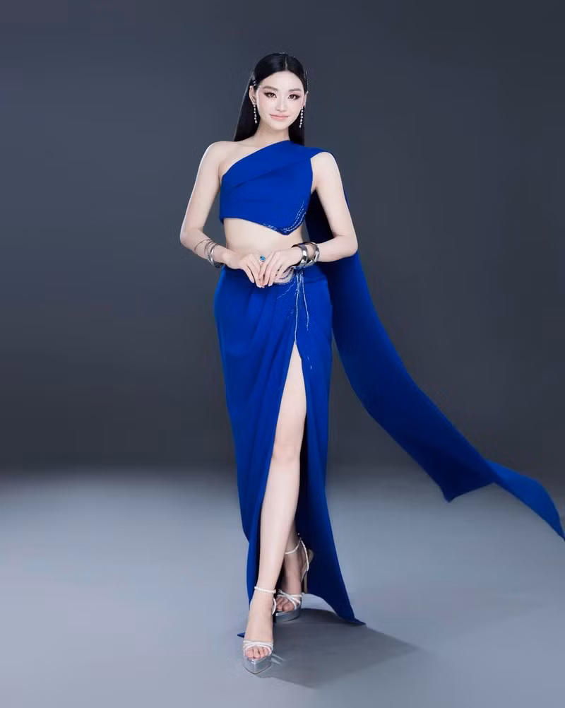 Đặc biệt, trong số 30 thiết kế Yến Nhi mang theo, bộ trang phục dân tộc cùng hai thiết kế dạ hội cho đêm bán kết và chung kết là quan trọng nhất. yen-nhi-14.jpg