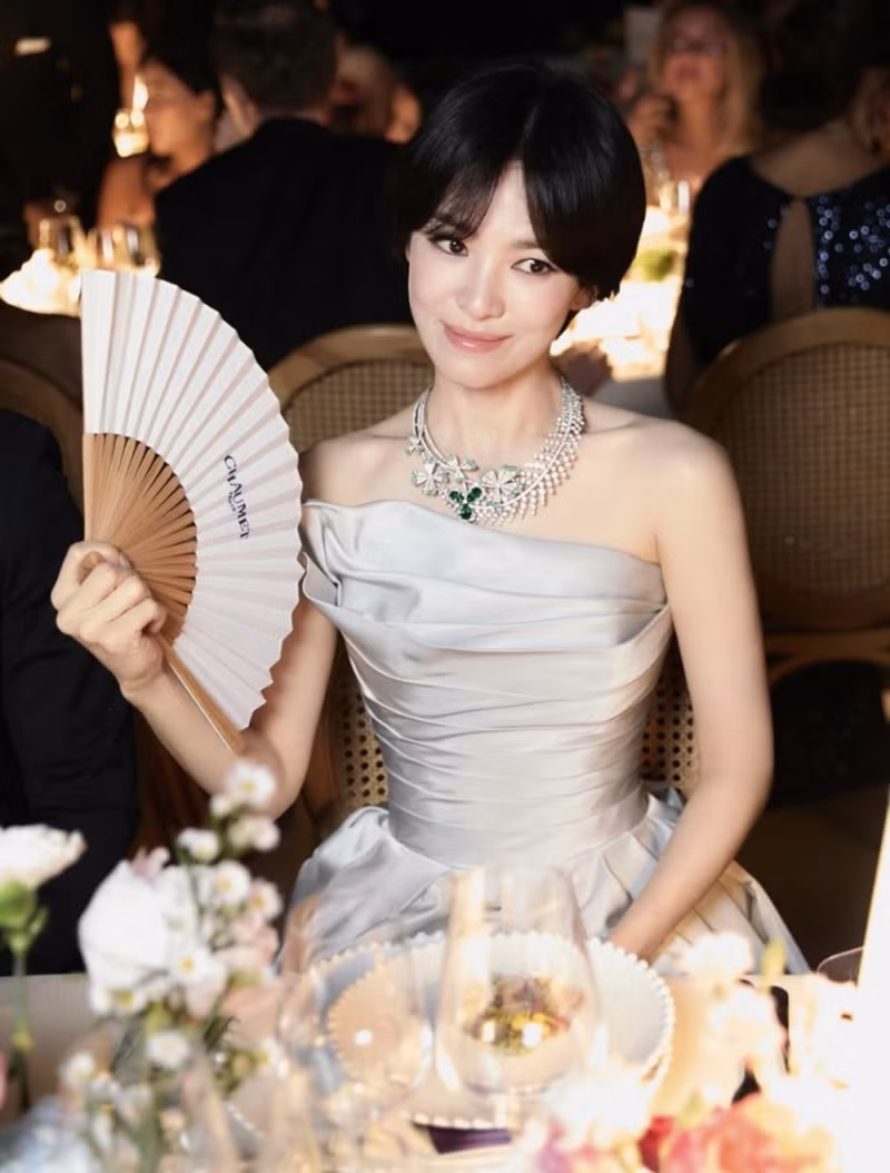 Dù đã hơn hai thập kỷ hoạt động nghệ thuật, cái tên Song Hye Kyo vẫn giữ vững sức hút không chỉ nhờ tài năng diễn xuất mà còn bởi vẻ đẹp dịu dàng, thanh lịch và thần thái đầy cuốn hút. song-hye-kyo-1.png