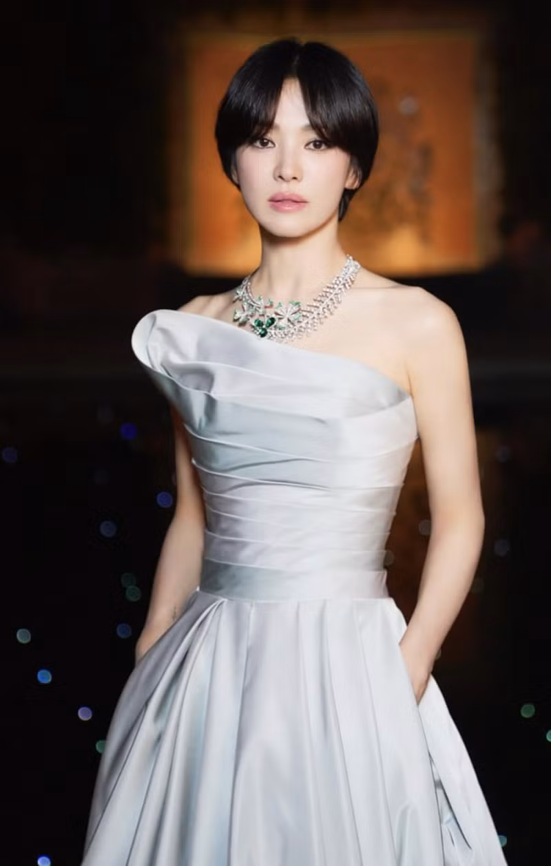 Là đại sứ cho thương hiệu danh tiếng, thần thái duyên dáng và gu thời trang tinh tế của mỹ nữ họ Song đã thu hút sự ngưỡng mộ rộng rãi. song-hye-kyo-5.png