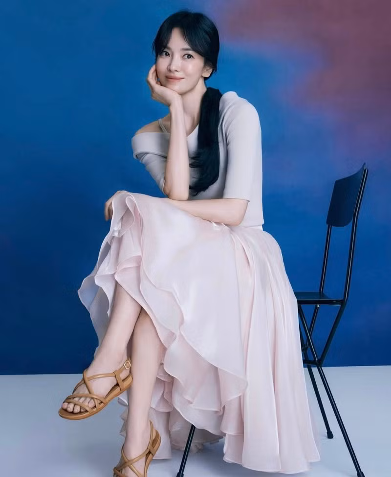 Trong khi người hâm mộ tràn ngập các nền tảng trực tuyến đã để lại nhiều bình luận khen ngợi trước sự thay đổi ngoạn mục của cô. song-hye-kyo-7.jpg