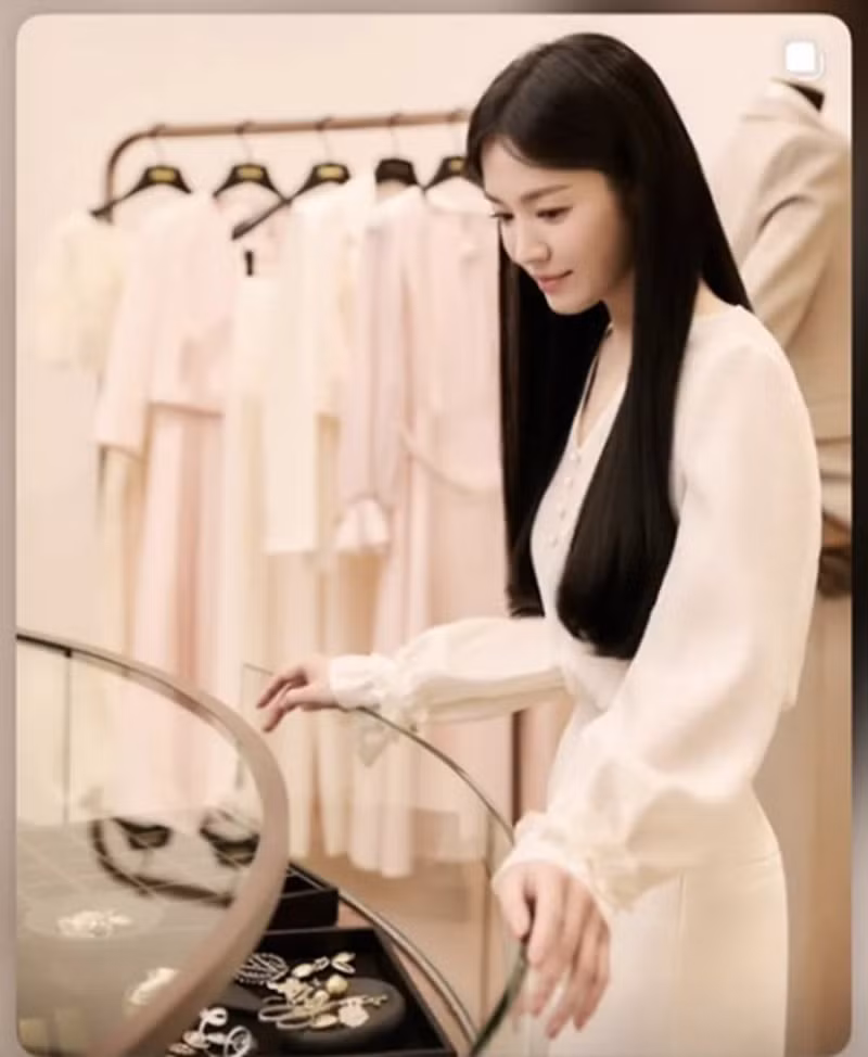 Kết hợp với chiếc áo sơ mi trắng cổ khoét sâu và quần ống rộng, kiểu tóc mới của cô đã tôn lên vẻ thanh lịch và tinh tế. song-hye-kyo-04.jpg