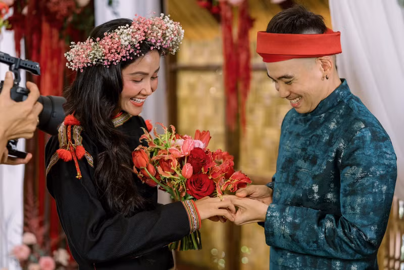 Mới đây, trên trang cá nhân, H'Hen Niê tiếp tục đăng tải loạt ảnh nét căng trong lễ cưới cùng ông xã Tuấn Khôi. hhen-nie-1.jpg
