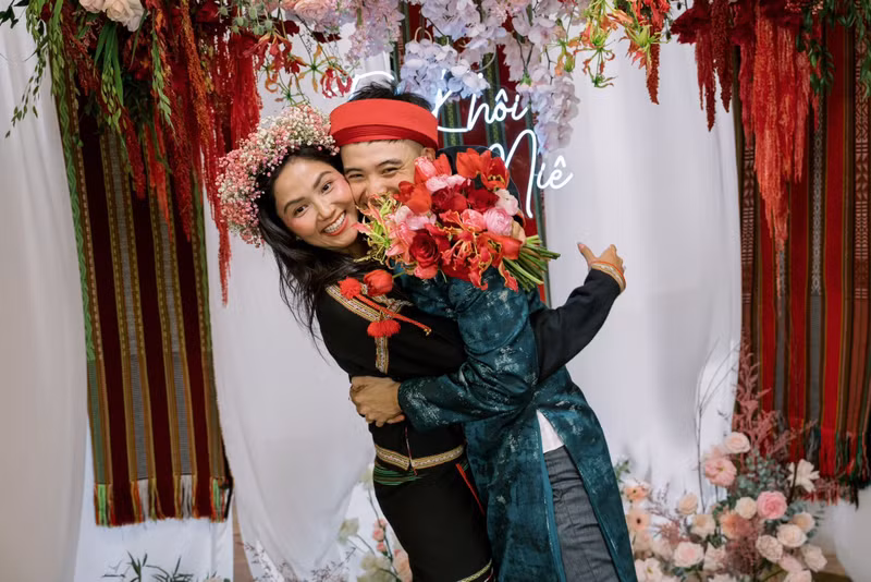Cô chia sẻ: “Lưu giữ những khoảnh khắc ngày chung đôi của Hen và anh Khôi”. hhen-nie-2.jpg