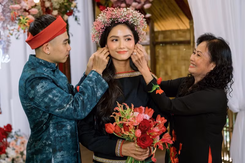 Đặc biệt, hình ảnh mẹ chồng nhẹ nhàng, ân cần chỉnh tóc cho H'Hen Niê để cô có diện mạo chỉn chu và xinh đẹp nhất khi trao sính lễ đã khiến nhiều người ngưỡng mộ. hhen-nie-6.jpg