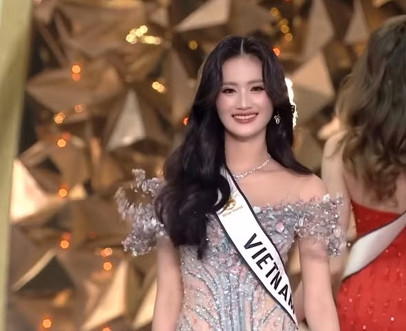 Tại đêm chung kết, Ý Nhi lựa chọn bộ đầm dạ hội có tên gọi "Garden of Eden", với phom đuôi cá khai thác tối đa đường cong cơ thể. y-nhi-01.jpg