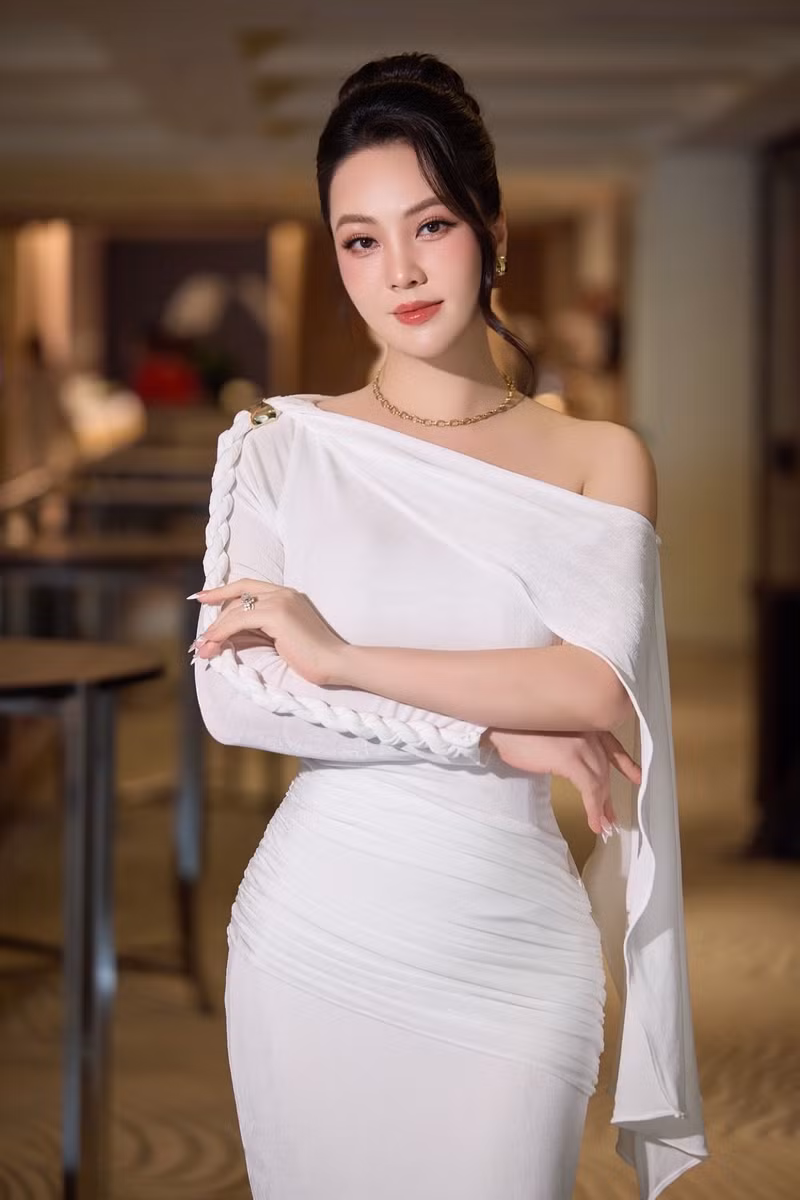 Hơn thế, hình ảnh của cô cũng góp phần khẳng định rằng sắc đẹp không đơn thuần nằm ở ngoại hình, mà còn toát ra từ niềm hạnh phúc và sự viên mãn. thuy-van-3.jpg