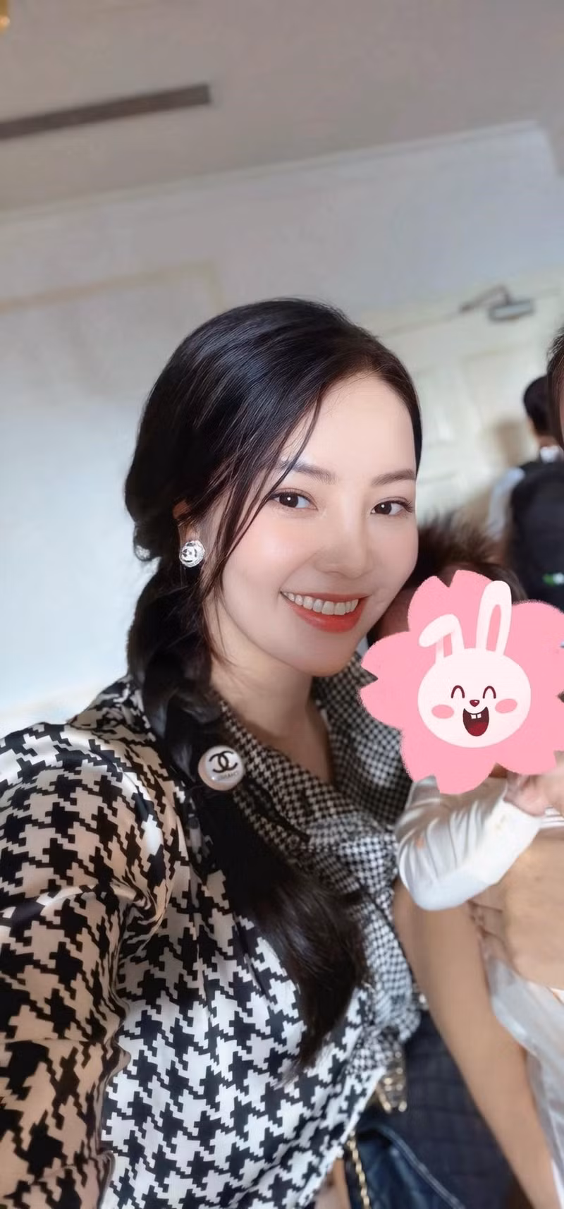 Sau 14 năm kể từ lần đầu làm mẹ, Á hậu – BTV Thụy Vân một lần nữa gây bất ngờ lớn khi hạ sinh con gái thứ hai ở tuổi 39. thuy-van-10.jpg