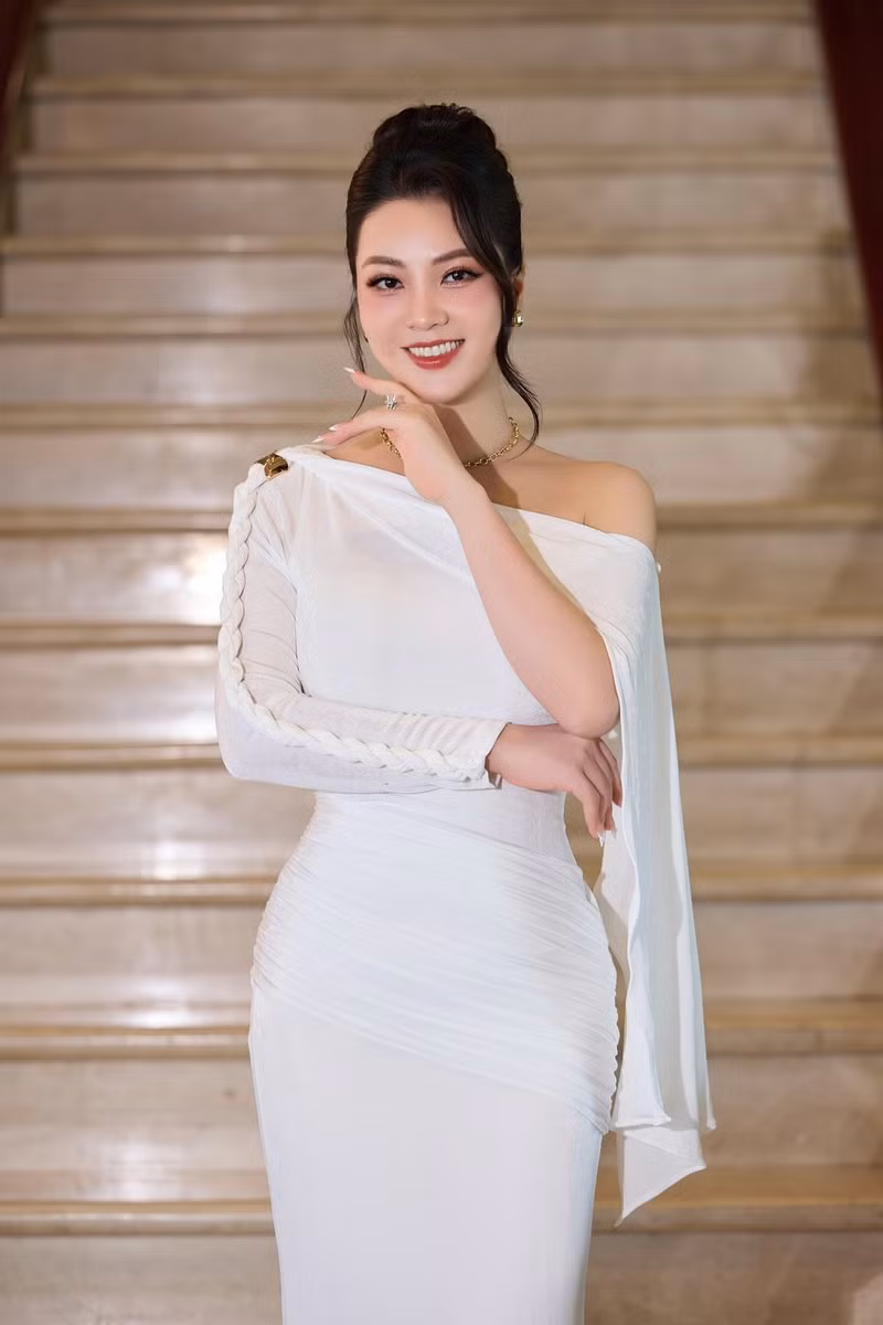 Đặc biệt, vóc dáng thon thả cùng làn da mịn màng của Thụy Vân sau sinh còn truyền cảm hứng tích cực đến nhiều phụ nữ. thuy-van-4.jpg