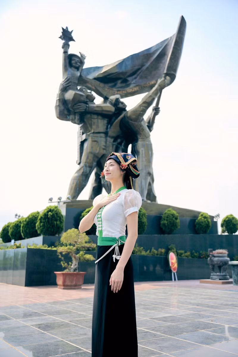 Bộ ảnh nhanh chóng lan truyền trên mạng xã hội, nhận về hàng ngàn lượt chia sẻ và bình luận tích cực. luong-thuy-linh-5.jpg
