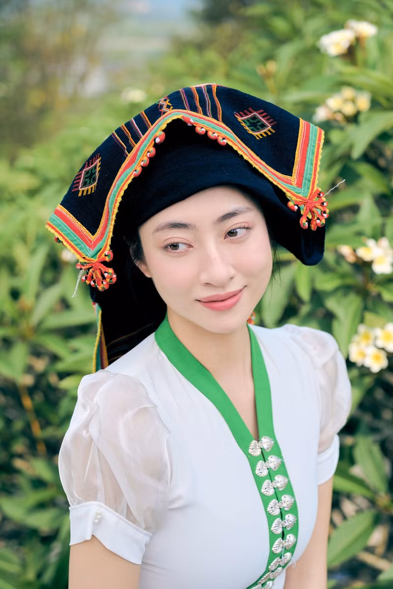 Lần đầu tiên xuất hiện trong trang phục truyền thống của đồng bào Thái, Hoa hậu Lương Thùy Linh đã khiến cộng đồng mạng "dậy sóng" bởi vẻ đẹp thanh tú, đằm thắm nhưng vẫn toát lên thần thái đậm chất Á Đông. luong-thuy-linh-9.jpg