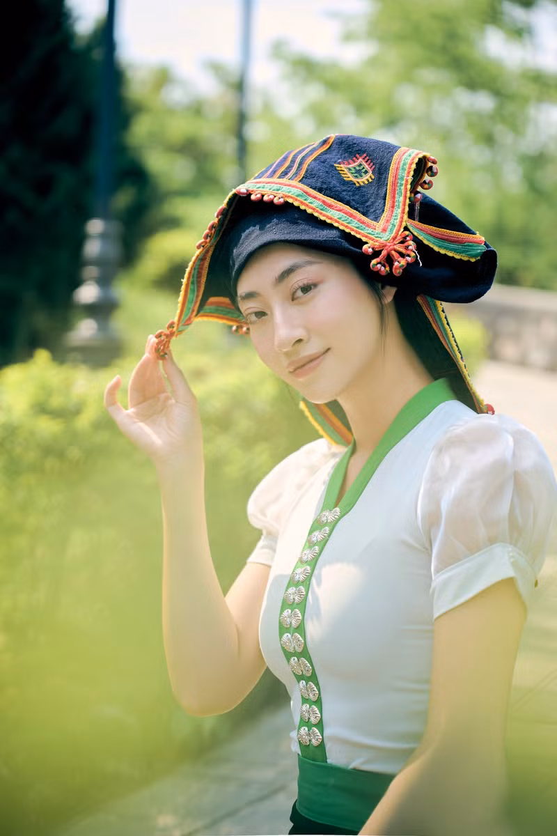 Chia sẻ về trải nghiệm đặc biệt này, Lương Thùy Linh hào hứng cho biết, đây là lần đầu cô diện trang phục đồng bào Thái" cùng biểu tượng hình trái tim màu xanh nổi bật. luong-thuy-linh-6.jpg