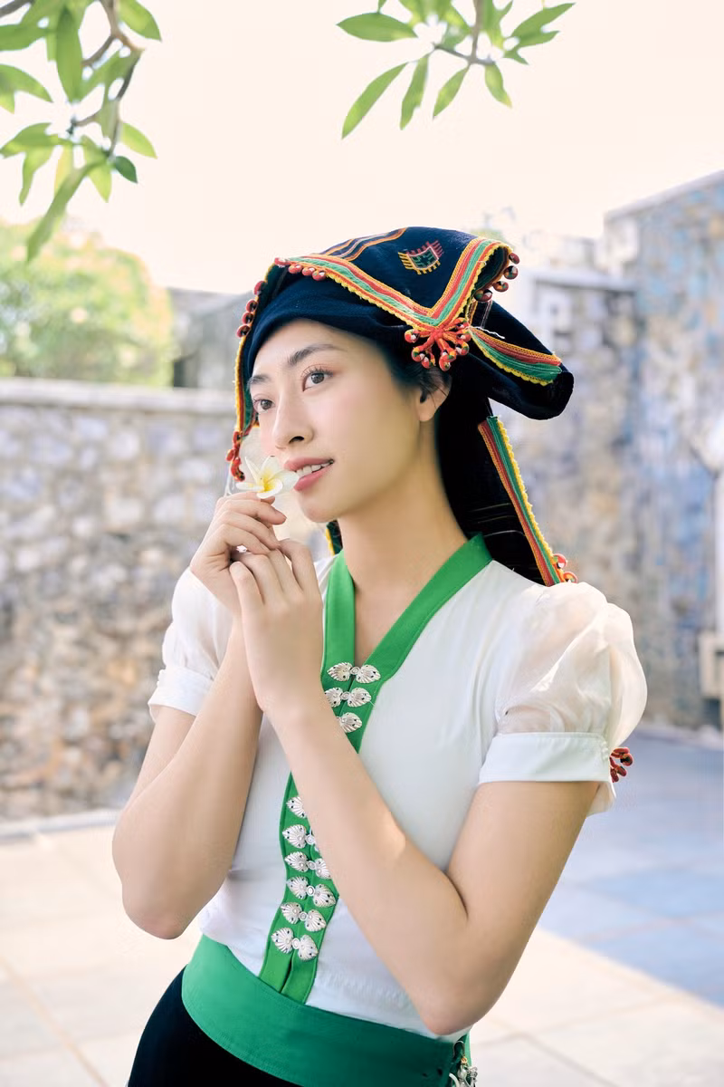 Hoa hậu Lương Thùy Linh tái hiện sống động hình ảnh người con gái Thái e ấp giữa núi rừng Tây Bắc. luong-thuy-linh-3.jpg