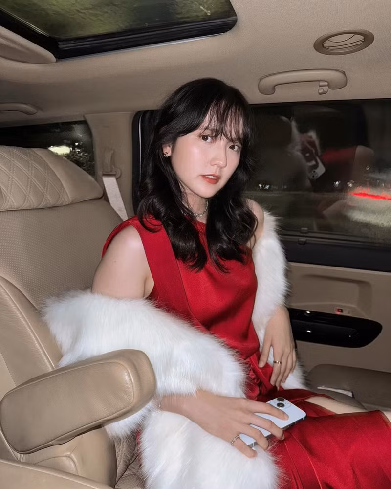Trong loạt ảnh, Hải Tú diện chiếc đầm đỏ rực rỡ kết hợp cùng áo choàng trắng đúng chuẩn không khí Noel. hai-tu-3.jpg