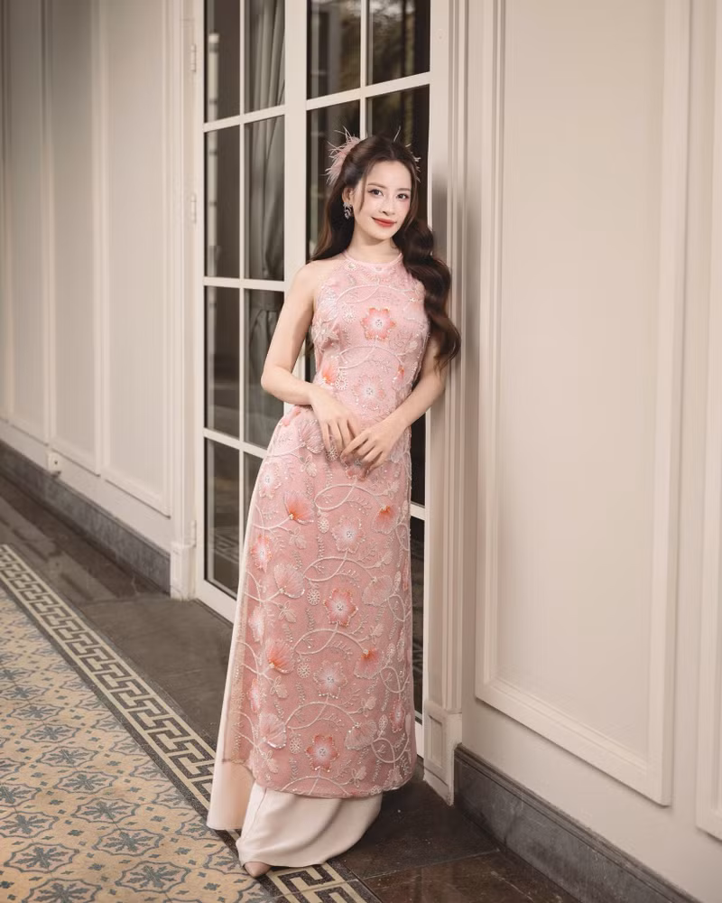Không chỉ là sự lựa chọn thời trang cá nhân, màn “lên đồ” đầu năm của Chi Pu còn cho thấy sự sáng tạo trong việc làm mới hình ảnh áo dài – biểu tượng văn hóa gắn liền với bản sắc Việt. chi-pu-9.jpg