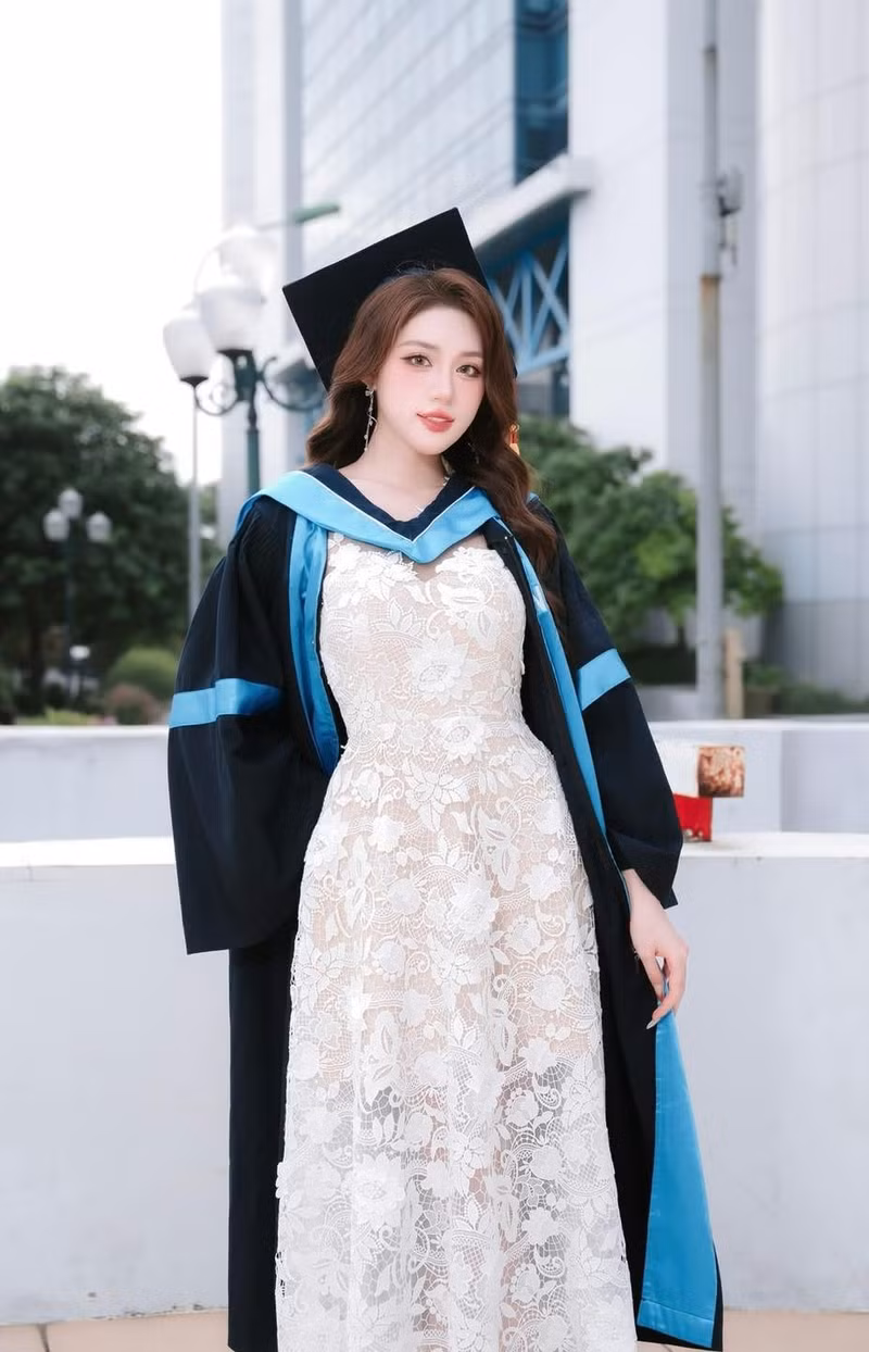 Phan Phương Oanh tốt nghiệp ngành Kinh doanh quốc tế, Đại học Kinh tế Quốc dân với GPA 3.63/4.0, từng nhận nhiều học bổng và tích cực tham gia hoạt động thiện nguyện. phuong-oanh-8.jpg