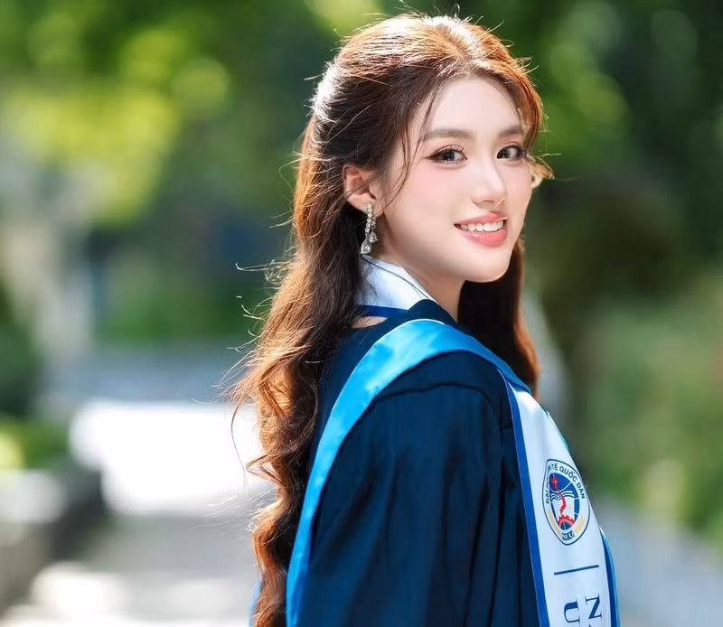 Không chỉ sở hữu thành tích học tập ấn tượng, cô nàng còn sở hữu vóc dáng cân đối, cùng chiều cao nổi bật 1m73. phuong-oanh-3.jpg