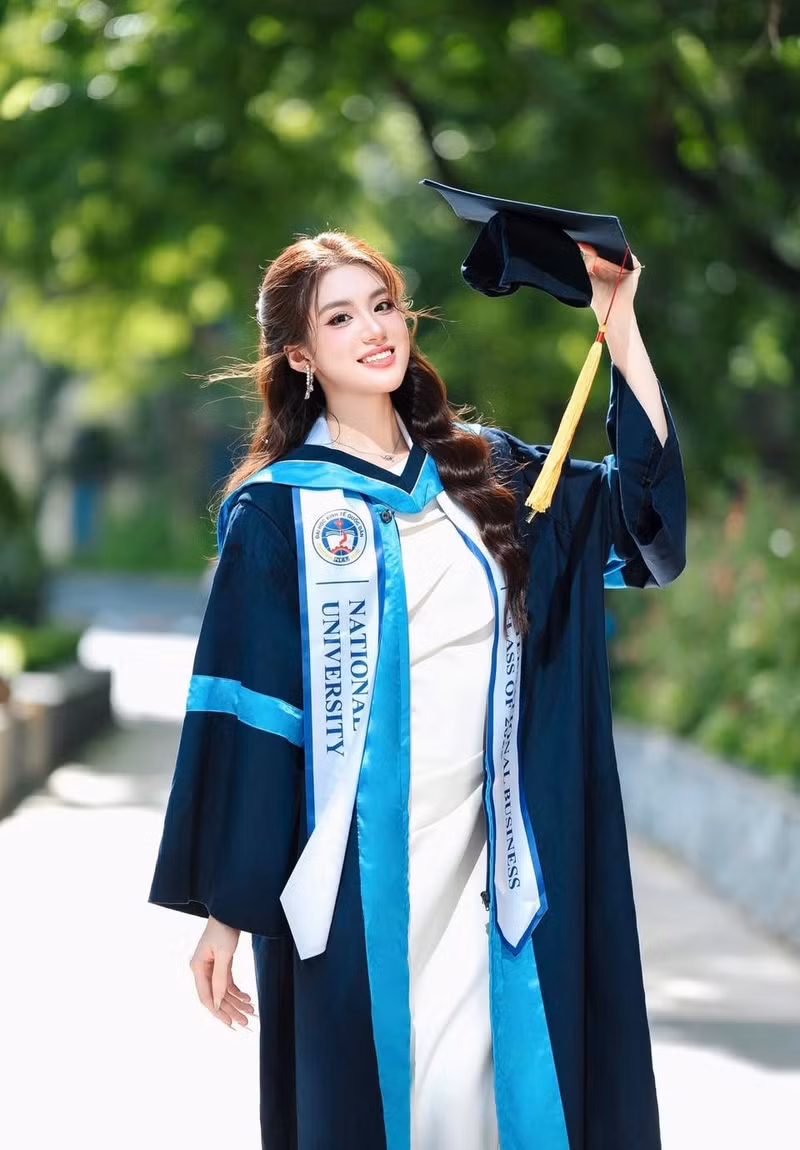 Tân hoa hậu sinh năm 2003, đến từ Hà Nội. Cô từng vào top 10 Hoa hậu Việt Nam 2022, giành danh hiệu Người đẹp biển. phuong-oanh-1.jpg