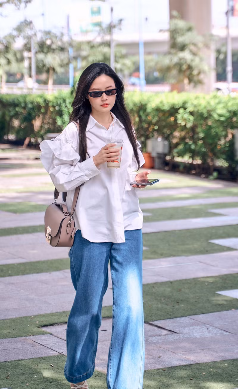 Set đồ tưởng như bình thường nhưng khi được Midu phối hợp một cách khéo léo lại trở nên hài hòa, hiện đại và cực kỳ "ăn hình". midu-2.jpg