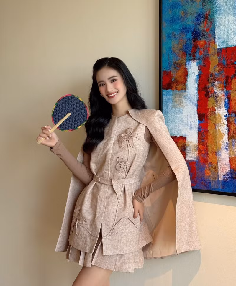 Những hình ảnh Ý Nhi tự tin giao lưu trò chuyện với các thí sinh khác đã giúp nàng hậu ghi điểm trong mắt người hâm mộ. y-nhi-04.jpg