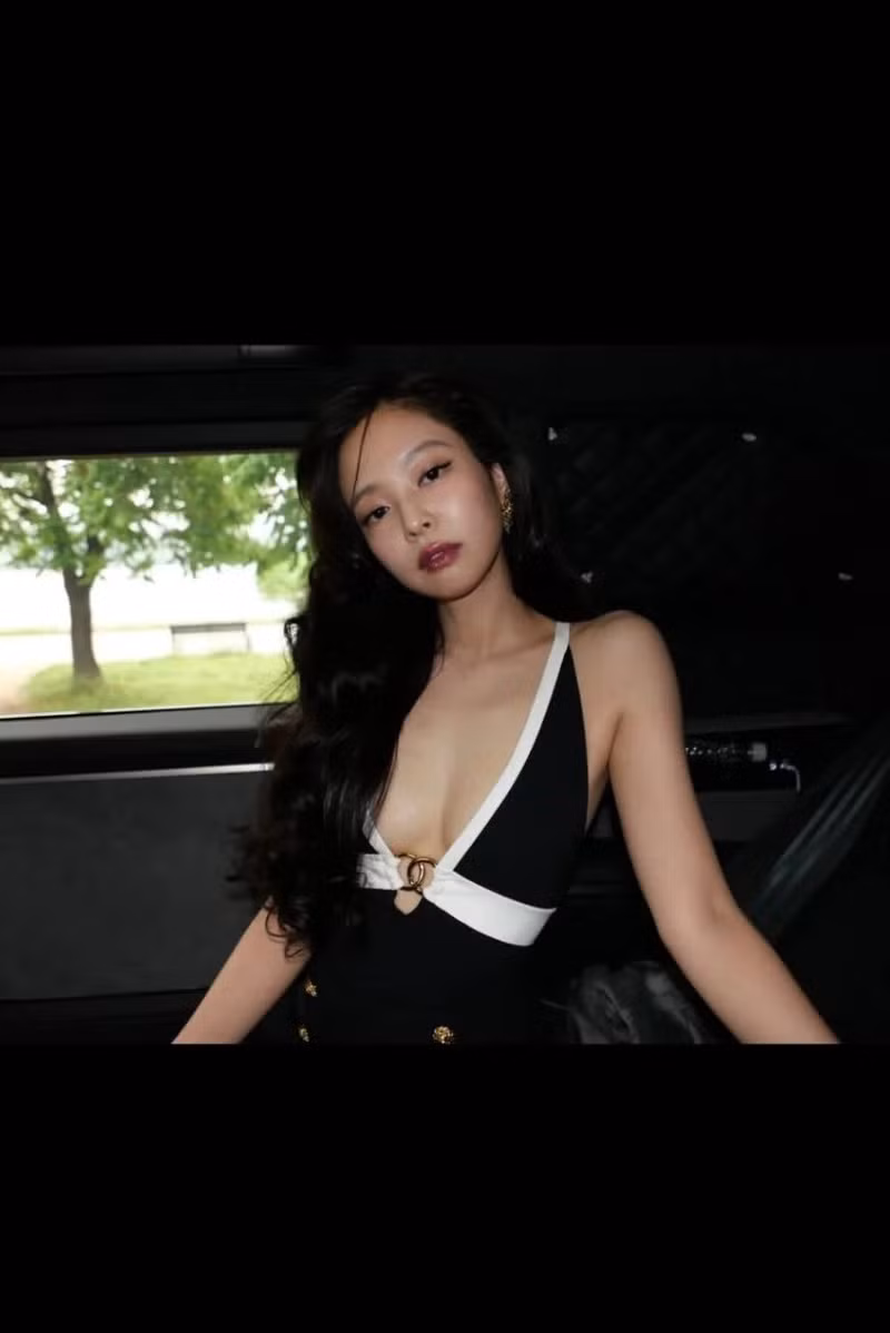 Mái tóc dài gợn sóng và lối trang điểm cổ điển càng làm nổi bật danh tiếng "Chanel phiên bản người thật" của cô. jennie-07.jpg