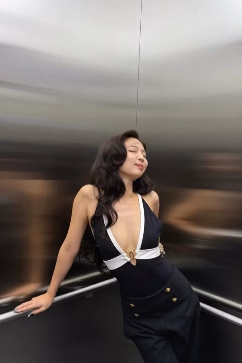Trong những bức ảnh, Jennie diện một bộ trang phục cổ chữ V khoét sâu, được nhấn nhá bằng các chi tiết đen trắng, tạo nên vẻ ngoài thanh lịch nhưng vẫn vô cùng quyến rũ. jennie-06.jpg