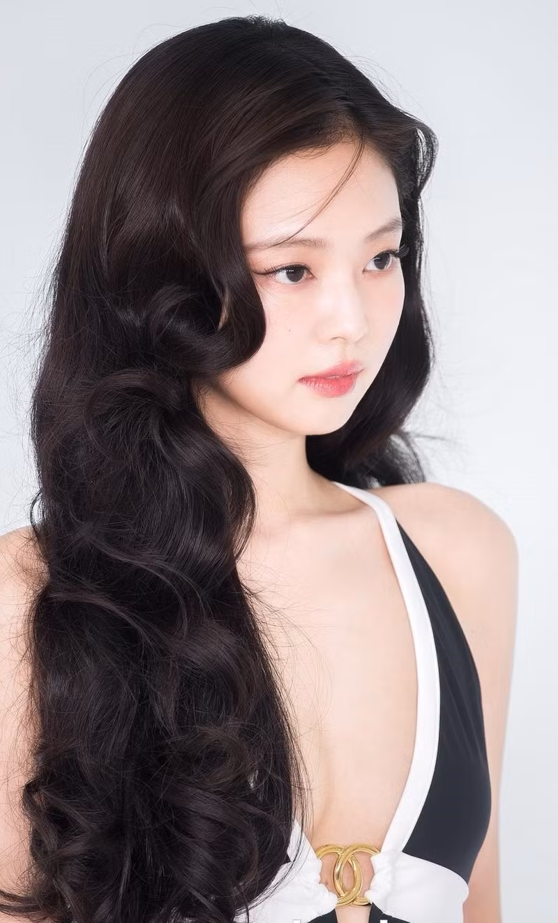 Mới đây, cô đã chia sẻ những bức ảnh từ buổi trình diễn 'Chanel 2026 Métiers d'Art Collection Seoul Show' được tổ chức tại Trung tâm Pompidou Seoul ở Yeongdeungpo. jennie-8.jpg