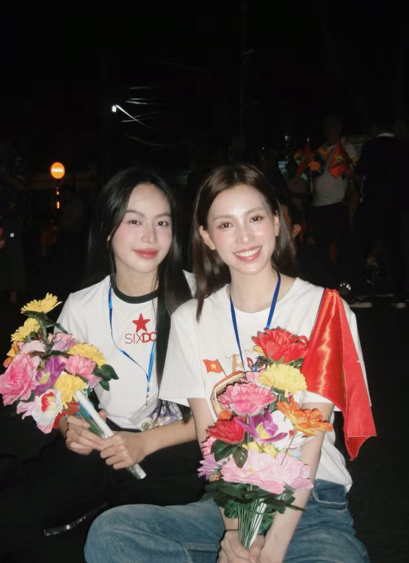 Trong trang phục giản dị mang màu cờ sắc áo, Hoa hậu Thanh Thủy, Tiểu Vy hoà mình vào không khí tự hào, tay cầm quốc kỳ và nụ cười rạng rỡ. dieu-hanh-3.jpg