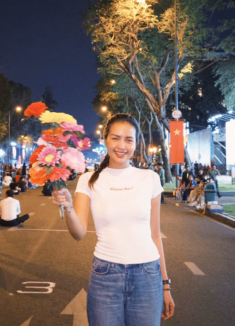 Hoa hậu Ngọc Châu cho biết trở thành một 'mảnh ghép' trong đội hình diễu hành khối văn nghệ sĩ là sự tự hào, vinh dự và cơ hội chỉ đến một lần trong đời. dieu-hanh-12.jpg