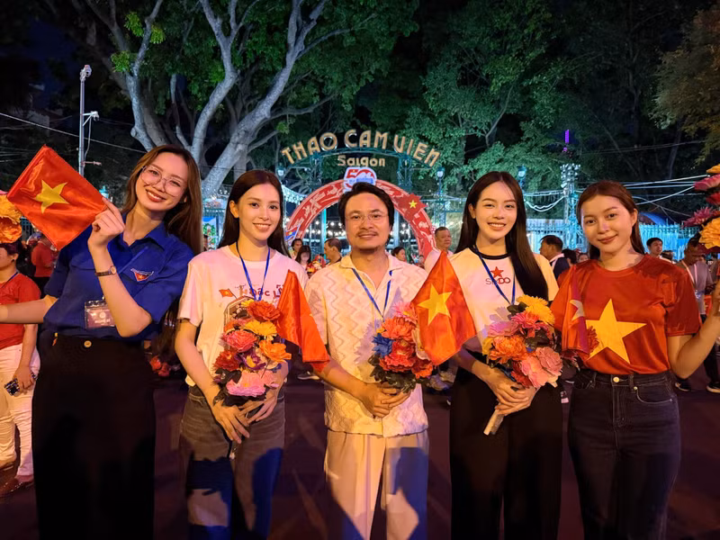Đặc biệt, trong khối diễu hành còn có sự xuất hiện của các văn - nghệ sĩ như: Hoa hậu Thanh Thủy, Tiểu Vy, Ngọc Châu, Tiểu Vy, Bảo Ngọc, diễn viên Ninh Dương Lan Ngọc cùng nhiều các gương mặt nổi tiếng khác. dieu-hanh-1.jpg