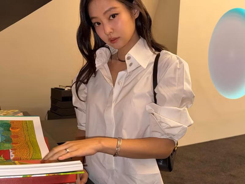 Mỗi lần xuất hiện, cô đều tạo nên những xu hướng mới, trở thành nguồn cảm hứng cho giới trẻ và các tín đồ thời trang trên toàn thế giới. jennie-4.jpg