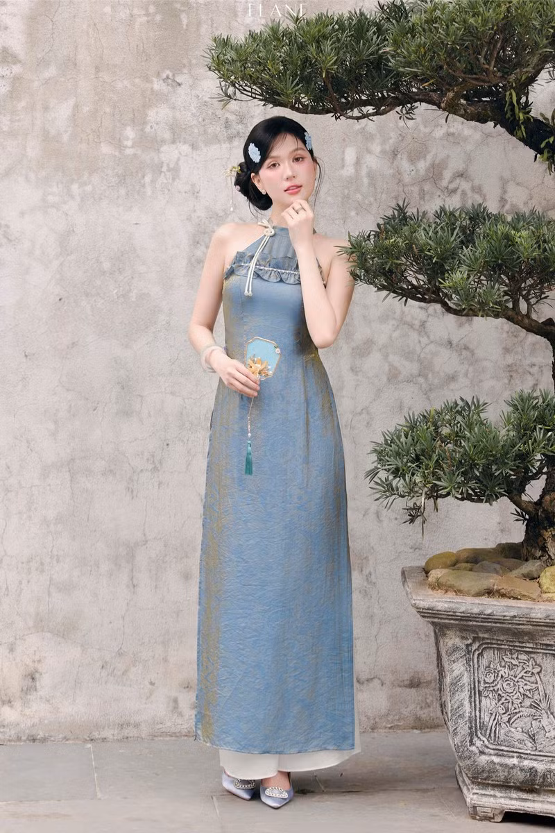 Trong những hình ảnh được chia sẻ, Ngọc Trinh lựa chọn thiết kế áo dài mang phom dáng cách tân, nổi bật với phần cổ yếm gợi cảm nhưng vẫn giữ được tinh thần truyền thống. ngoc-trinh-11-6758.jpg